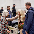 Beboer Evy Behn Gustavsen (96) ønsket Kronprinsparet velkommen til Skoggata omsorgsbolig i Moss. Foto: Simen Løvberg Sund, Det kongelige hoff